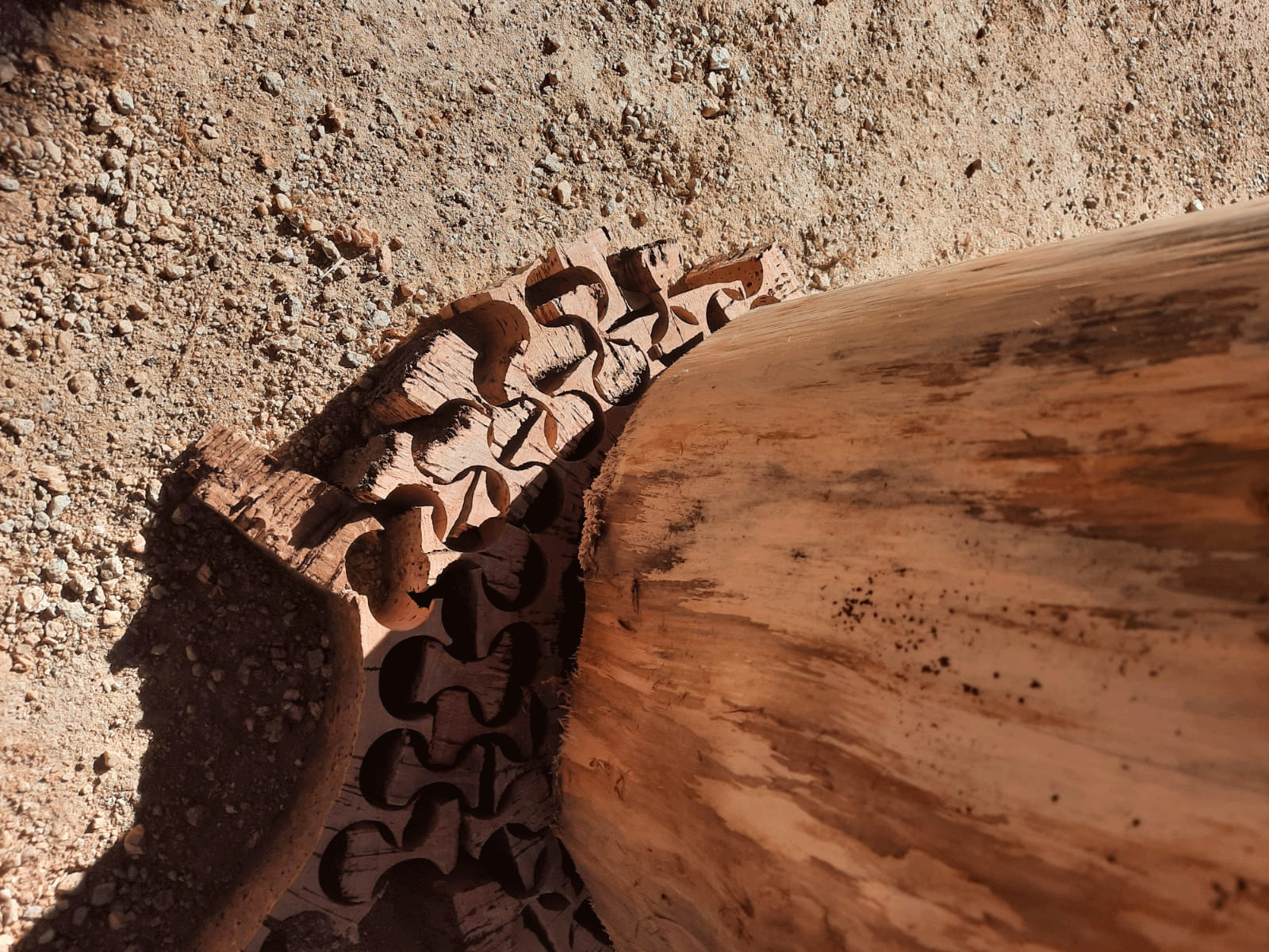 Mechanical junction of two pieces from cork stoppers waste.